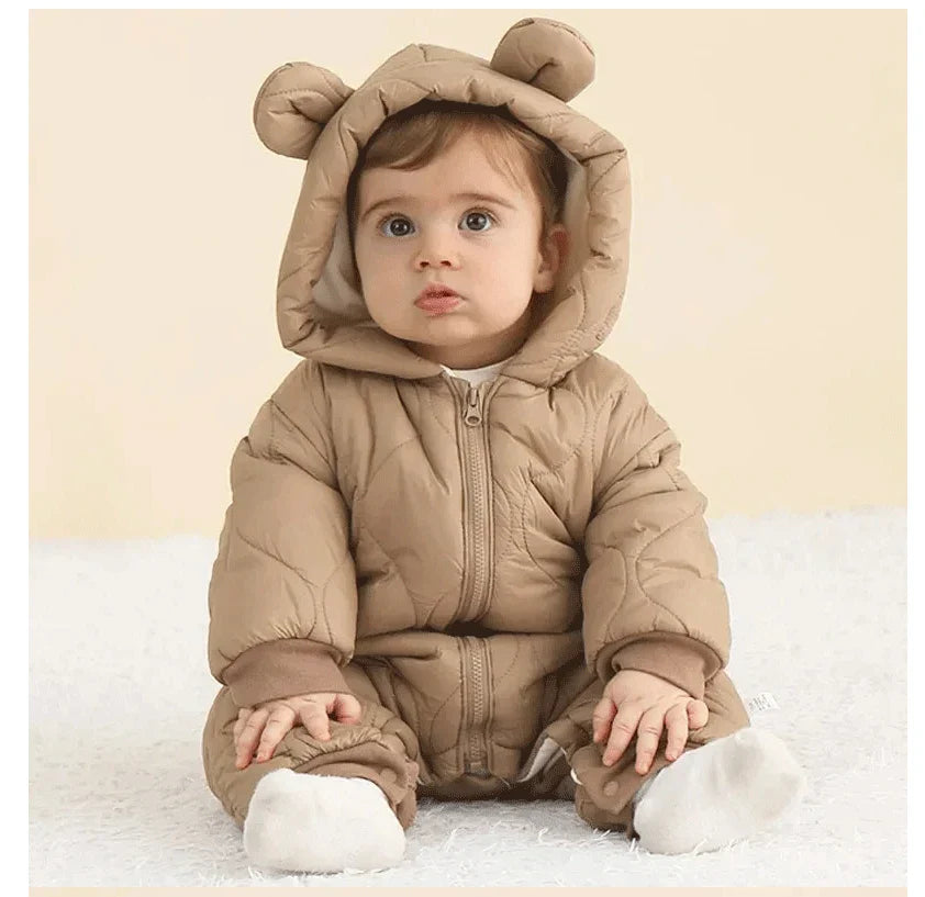 Niedliche Babykleidung mit verspielten Details