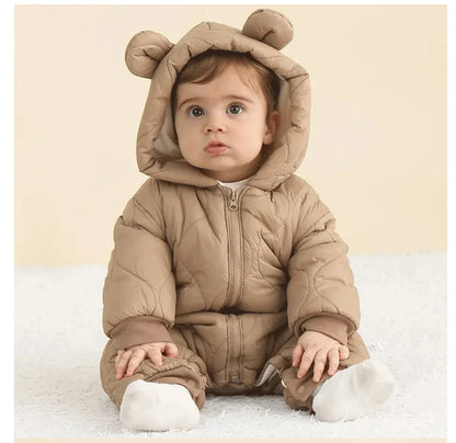 Niedliche Babykleidung mit verspielten Details