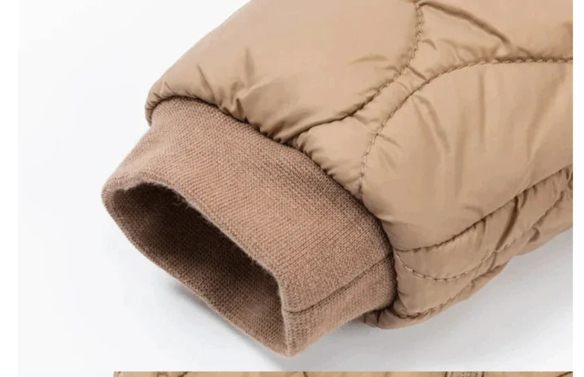 Kinderkleidung aus weichen, natürlichen Stoffen.