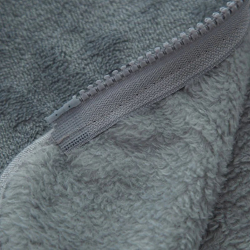 Kinderkleidung aus weichen und langlebigen Materialien.